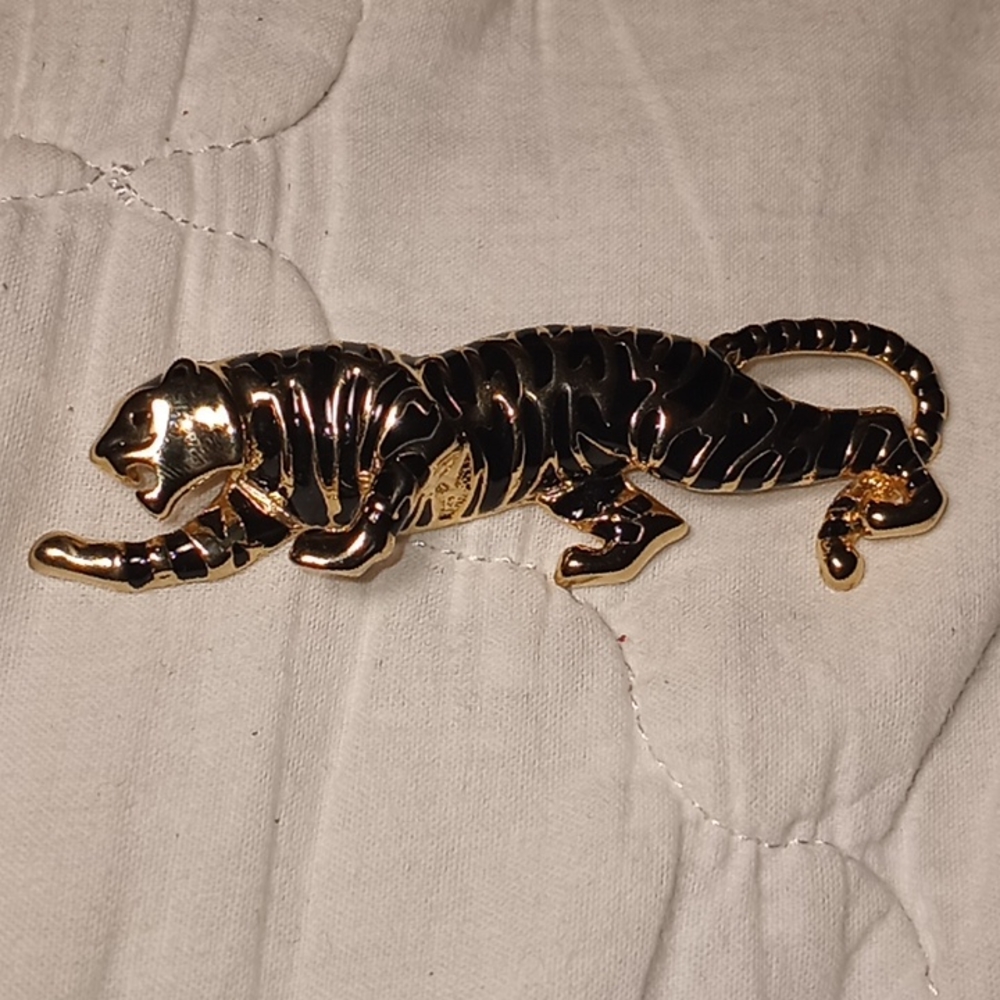 80's Creeping Tiger Pin Gold Tone Pandent Brooch